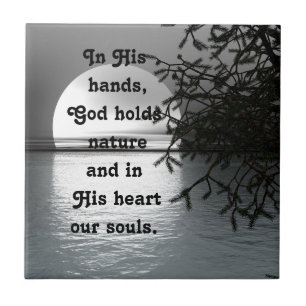 In seinen Händen, die Mond reflektieren Fliese