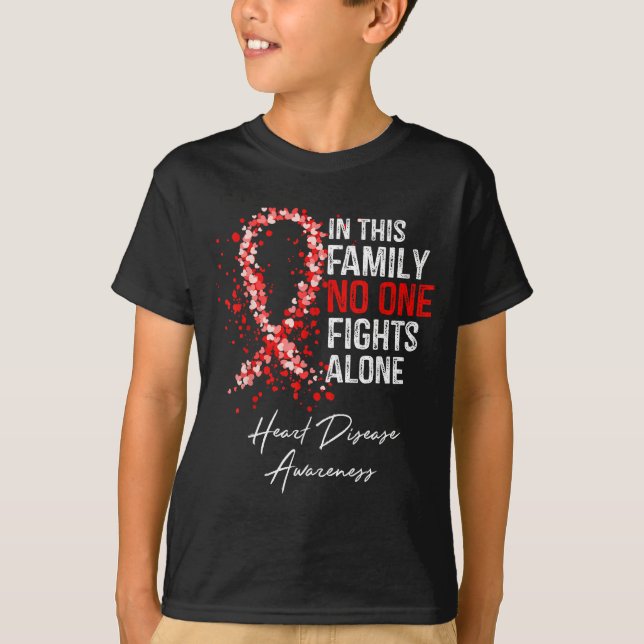 In This Family Fights Alone Heart Disease Awarenes T-Shirt (Vorderseite)