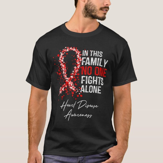 In This Family Fights Alone Heart Disease Awarenes T-Shirt (Vorderseite)