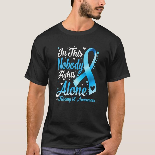 In This Family Nobody Fight Alone Trisomy 18 Aware T-Shirt (Vorderseite)