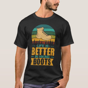 In Wanderstiefeln Vintager Wanderer im Freien T-Shirt
