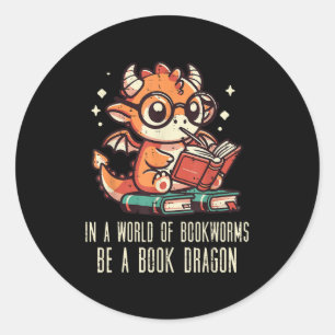 In World of Bookworms sind Buchdrachen Niedliche F Runder Aufkleber