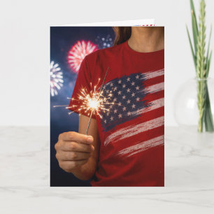 Independence-Day-Mädchen hält ein Funkenfeuer Karte