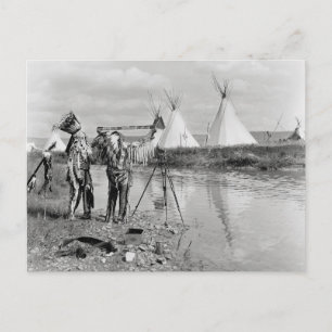 Inder beim Betrachten von fotografischen Negativen Postkarte