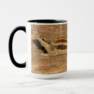Indian Palm Eichhörnchen auf einem Baumstamm Tasse