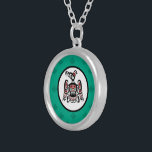 Indianeramerikaner Roter Kaigani Thunderbird Versilberte Kette<br><div class="desc">Geschenke deinem Freund diese stilvolle runde Halskette mit einem schönen Kaigani Thunderbird aus British Columbia, Kanada. Der Hintergrund ist grün. Man kann mit Haida Kunst an der Nordwestküste nicht falsch liegen, sie ist seit Jahrzehnten beliebt. Diese Designs der ersten Nationen sind ideal für Bekleidung und sehen immer gut aus. Dieser...</div>