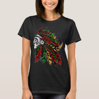 Indianischer Ureinwohner mit Federschmuck. T-Shirt