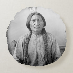Indianisches Symbol: Lakota-Anführer Sitting Bull Rundes Kissen
