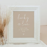 INDIE Bohemisch Earth Toncky Lucky in Liebe Sign Poster<br><div class="desc">Dieses Glückszeichen in der Liebe besticht durch einen edlen handgeschriebenen Schriftart und modernes minimalistisches Design mit einer Kombination aus beige und weißer Boherde. Ändern Sie einfach die Farben und bearbeiten Sie *most*, um den Bedürfnissen Ihrer Veranstaltung gerecht zu werden. Dieses Schild eignet sich perfekt für Ihre moderne, minimalistische oder moderne...</div>