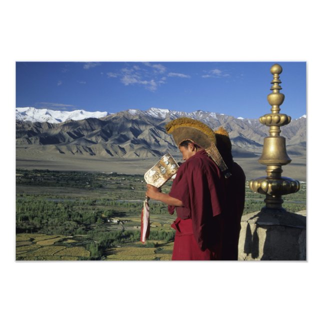 Indien, Ladakh, Thikse. Buddhistischer Mönch bläst Fotodruck (Vorne)