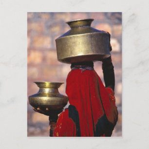 Indien, Rajasthan. Eine lokale Frau in Rot Postkarte