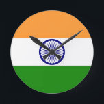 Indien Runde Wanduhr<br><div class="desc">Flagge von Indien. Die Staatsflagge von Indien ist eine horizontale rechteckige tricolour Flagge, von Indien-Safran, von Weiß und von Indien-Grün; mit dem Ashok Chakra, ein 24 Speicherad, im Marineblau in seiner Mitte. Sie wurde in seiner anwesenden Form während einer Sitzung der konstituierenden Versammlung adoptiert, die am 22. Juli 1947 gehalten...</div>
