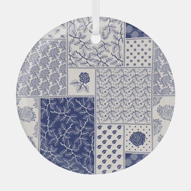 Indigo Blue Beige Floral Patchwork Ornament Aus Glas (Vorderseite)