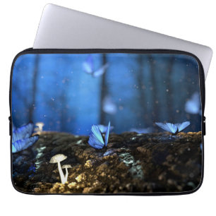 Indigo Butterfly und Pilzwald Laptopschutzhülle