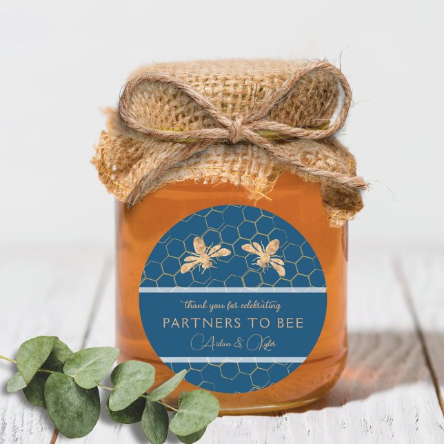 Indigo & Honeycomb Golden Bee Polterabend Runder Aufkleber (Von Creator hochgeladen)