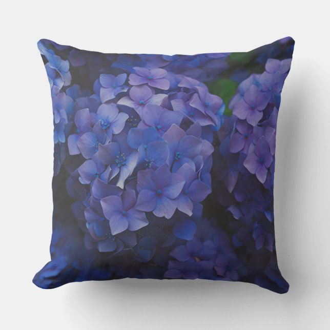 Indigo Hydrangea Dusk Throw Pillow Kissen (Vorderseite)