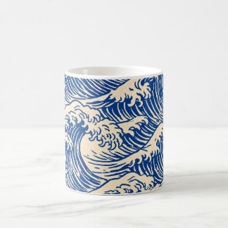 Indigo-Ozeanwellen auf warmem Creme Kaffeetasse