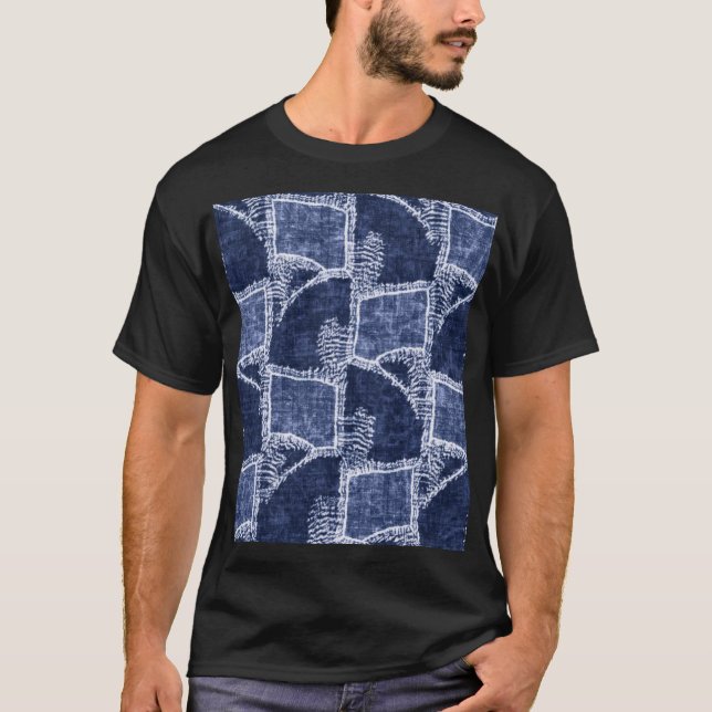 Indigo Patchwork: Texturierte Karo-Eleganz T-Shirt (Vorderseite)