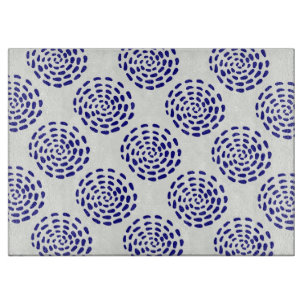 Indigoblau gestreiftes Kreismuster auf weiß Schneidebrett