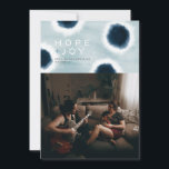 Indigodots Feiertagskarte<br><div class="desc">Schöne Batik-Indigodots schaffen eine abstrakte,  moderne Urlaubskarte,  die sich perfekt für Ihr Foto mit der Familie eignet. Diese Karte verfügt auch über einen hellblauen Hintergrund mit Krawatte und Farbstoff.</div>