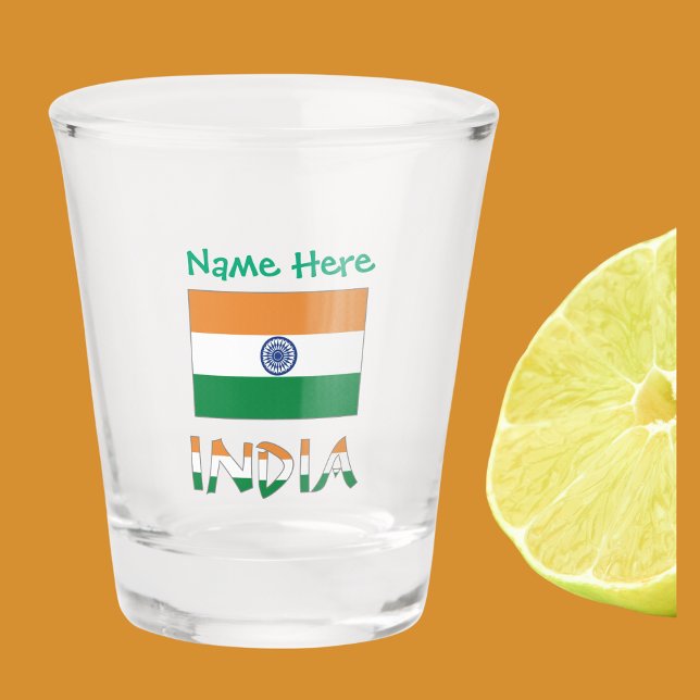 Indische Flagge Grün Personalisiert Schnapsglas (Indian Flag on shot glass has the word INDIA below in flag colors. Add name in green text above.)