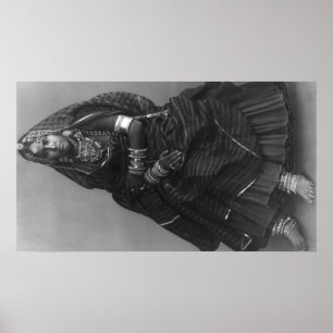Indische Frau mit Gerichts-Kleid und Schmuck Poster