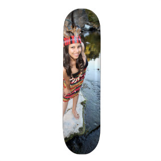 Indische Frau Skateboard
