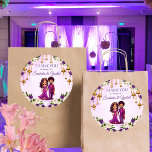Indische Hochzeit Mehndi lila niedliches Brautpaar Runder Aufkleber<br><div class="desc">Indische Hochzeit Mehndi und Sangeet Purple Blumen und goldenen Glockengärten mit niedlichen Bridal Pärchen Cartoon Karikatur whimsical Hochzeit danken Ihnen für Geschenksticker Vorlage. Lila mothedi sangeet Hindu Gastgeschenk Hochzeit Aufkleber</div>