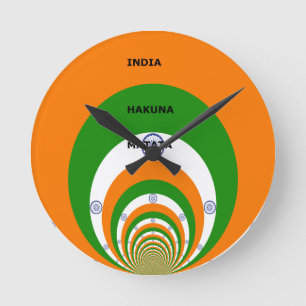 Indische Nationalfarben-Design mit "Hakuna Mat Runde Wanduhr