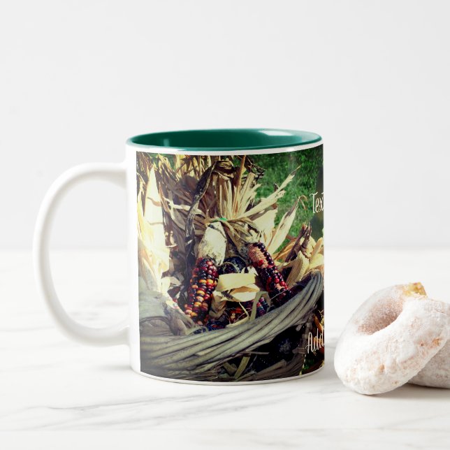 Indischer Mais in Korbweide Personalisiert Zweifarbige Tasse (Mit Donut)