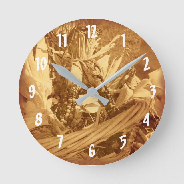 Indischer Mais in Wicker Basket in Sepia Runde Wanduhr (Vorderseite)