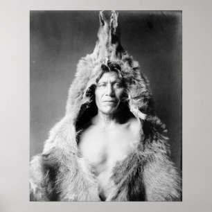 Indischer mit Bärenfell, 1908. Vintage-Foto Poster