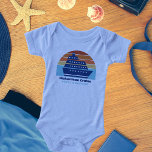 Individuell anpassbare Bootsfahrt Sunset Family<br><div class="desc">Cooler,  individueller Reisebegleiter-Baby-Bodysuit für einen kleinen Jungen oder ein kleines Mädchen auf der Wiedersehen oder eine Frühjahrspause auf Bermuda,  den Bahamas oder der Karibik. Passen Sie diese niedliche Sonnenuntergangsumgebung mit Ihrem Familiennamen und Ihrem Ziel oder Jahr an.</div>
