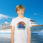 Individuell anpassbare Kreuzfahrtschiff Sunset Fam<br><div class="desc">Coole,  maßgeschneiderte Kreuzfahrten schicken T - Shirt für Jungen oder Mädchen auf der Wiedersehen oder eine Frühjahrspause auf Bermuda,  den Bahamas oder der Karibik. Passen Sie diese niedlichen Sonnenuntergang-T-Shirts mit Ihrem Familiennamen und Ziel oder Jahr an.</div>
