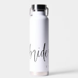 Individuell anpassbare, moderne Script Bridesmaid- Trinkflasche<br><div class="desc">Dies ist eine moderne minimalistische Wasserflaschenvorlage mit einem wunderschönen kalligraphischen Schriftart. Personalisieren Sie den Namen auf dieser Wasserflasche,  um ein besonderes Geschenk für Ihre Mädchen zu schaffen! Alle Farben können bearbeitet werden. Wählen Sie "Bearbeiten mit dem Entwurfstool",  um alle Bearbeitungsfunktionen anzuzeigen:)</div>