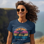 Individuell gestaltbare Strandreise Niedliche blau T-Shirt<br><div class="desc">Dieser niedliche tropische PalmenSonnenuntergang mit Frauencharakter ist ideal für einen Sommerurlaub am Strand mit Freunden der Uni oder für einen unterhaltsamen Ausflug mit dem Schiff. Personalisieren Sie ein Set individueller T - Shirt für Ihre Gruppenreisen an die Küste oder eine Wiedersehen der Inselfamilie in Florida oder Hawaii.</div>