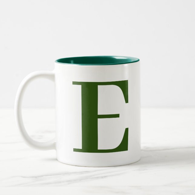 Individuell gestaltete, moderne grüne Monogramm-In Zweifarbige Tasse (Links)