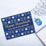 Individuell gestalteter Happy Hanukkah Blue Patter Feiertagskarte<br><div class="desc">Schöne personalisierte Happy Hanukkah-Karte in hübsch blau mit einem coolen Muster Judaism star,  dreidel für lustige Chanukah-Spiele,  und die jüdische Menorah für den Urlaub. Passen Sie Ihren Familiennamen an.</div>