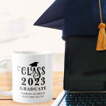Individuelle Abschluss-Klasse Jahr-Farbe Kaffeetasse<br><div class="desc">Erstellen Sie eine personalisierte, individuell gestaltete Tasse für den Abschluss-Sake mit einem modernen, dekorativen Typografie-Design für die CLASS OF YEAR. Alle Text-, Graduierungs- und Hintergrundfarben können auf Schulfarben oder Lieblingsfarben geändert werden. Das Design in doppelter Ausführung auf beiden Seiten. OPTIONEN FÜR DIE Tasse: Das Beispiel wird im 11 oz. Format...</div>