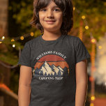 Individuelle Camping-Trip-Mountain Sunset Kids<br><div class="desc">Dieser coole Retro-Sonnenuntergang über Felsgebirgen in der Natur macht ein großartiges Bild für ein Set von maßgeschneiderten T - Shirt für einen Familienurlaub, eine Wiedersehen, eine Fahrt oder ein Camping. Niedlich passender T - Shirt für Ihre Kinder. Fügen Sie einfach Ihren eigenen Nachnamen und das Jahr mit unserem Personalisierungstool hinzu....</div>