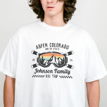 Individuelle Familienfreunde Skireisegruppe Überei T-Shirt<br><div class="desc">Mit unserem maßgeschneiderten Shirt für Familien, Freunden oder Gruppen können Sie Ihre Erinnerungen ganz individuell gestalten. Es ist perfekt, um Ihr Schneeabenteuer zu feiern! Personalisieren Sie es mit Ihrem Familiennamen oder Ihren Gruppenreisedaten, um es einzigartig zu machen. Ideal für Skifans und als Winterurlaub-Souvenir ist es ideal für passende Outfits an...</div>