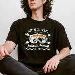 Individuelle Familienfreunde Skireisegruppe Überei T-Shirt<br><div class="desc">Mit unserem maßgeschneiderten Shirt für Familien, Freunden oder Gruppen können Sie Ihre Erinnerungen ganz individuell gestalten. Es ist perfekt, um Ihr Schneeabenteuer zu feiern! Personalisieren Sie es mit Ihrem Familiennamen oder Ihren Gruppenreisedaten, um es einzigartig zu machen. Ideal für Skifans und als Winterurlaub-Souvenir ist es ideal für passende Outfits an...</div>