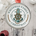 Individuelle Familienurlaub Seefahrt Ornament Aus Metall<br><div class="desc">Niedliches,  modernes und personalisiertes nautisches Thema mit Anker,  Bootsrad und einem Seil mit moderner Typografie Fügen Sie Ihren Familiennamen und das Jahr Ihrer Reise oder Ihres Teamnamens hinzu,  um dies zu einem Familien- oder Teamoutfit zu machen,  indem Sie oben auf die Schaltfläche "Personalisieren" klicken</div>