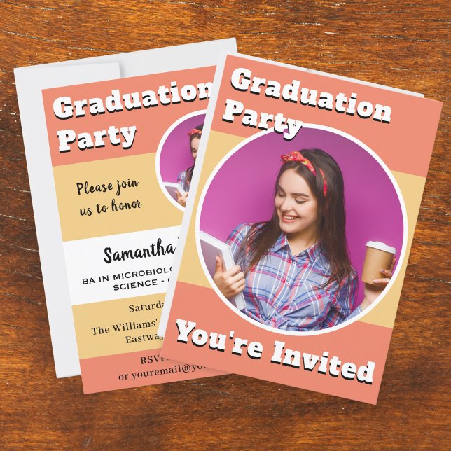 Individuelle Foto Moderne Peach Graduation Party Einladung (A stylish invitation to a graduation party, to customize with your own photo and event details)