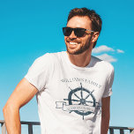 Individuelle Kreuzfahrtschifffahrt T-Shirt<br><div class="desc">Chic individuelle Sommerferien T - Shirt für Ihre Strandkreuzfahrt auf dem Meer mit einem marineblauen Bootslenkrad. Dieses nautische Design eignet sich perfekt für Wiedersehen-T-Shirts mit kleinem Design,  um die besondere Reise zu begehen. Personalisieren Sie mit Ihrem Nachnamen und Jahr.</div>