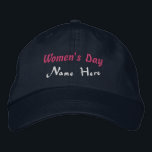 Individuelle Name am Frauentag hier Klassischer Na Bestickte Baseballkappe<br><div class="desc">Feiern Sie den Frauentag mit dieser Alternative Apparel Basic Adjustable Cap in klassischer Navy-Farbe. Diese Kappe mit eigenem besticktem Text - "Frauentag" und Ihrem personalisierten "Name Here" - fügt Ihrem Outfit eine einzigartige und sinnvolle Touch hinzu. Ein perfektes Geschenk oder persönlicher Sake, bestellen Sie noch heute Ihre und machen Sie...</div>