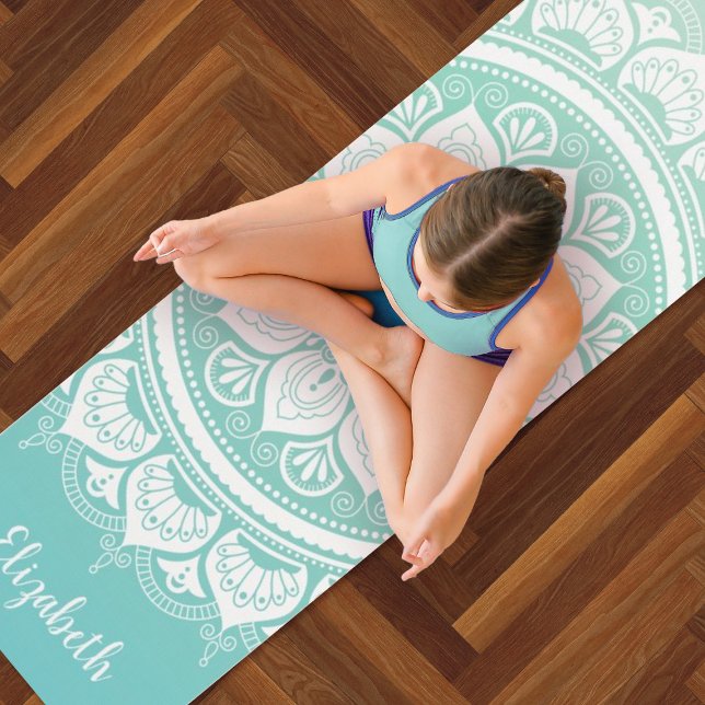 Individuelle Name Aquamarin Mandala Übung Yogamatte (A pretty teal blue and white mandala yoga exercise mat. Personalize it with your name.)