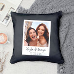 Individuelle Name Bestie Foto Freunde Schwestern B Kissen<br><div class="desc">Macht Freundschaft funkeln! Dieses Kissen ist garantiert, Köpfe zu drehen und die Show auf jedem Sofa zu stehlen. Gehen Sie voran, verwandeln Sie Erinnerungen in Schnurrbart und sagen Sie "Beste Freundinnen für immer" in jedem Nickerchen! ✨ einfaches, modernes und unterhaltsames Kissen mit dem Foto in einem weißen Rahmen-Overlay und einem...</div>