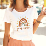 Individuelle Name Boho Earth Tone Rainbow Sun T-Shirt<br><div class="desc">Der Individuelle Name Boho Earth Tone Rainbow Sun T - Shirt ist ein einzigartiges und stilvolles Kleidungsstück, das bohemianische und erdreiche Elemente mit einer lebendigen Regenbogensonne verbindet. Neben der auffallenden Grafik kann der T - Shirt auch mit Ihrem eigenen Namen angepasst werden, was ihn zu einem wirklich personalisierten Stück macht....</div>