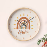 Individuelle Name Boho Earth Tone Rainbow Sun Uhr<br><div class="desc">Die Individuelle Name Boho Earth Tone Rainbow Sun Wanduhr ist ein einzigartiges und stilvolles Stück Wohngestaltung, das bohemianische und erdige Elemente mit einer lebendigen Regenbogensonne verbindet. Neben der auffallenden Grafik kann die Uhr auch mit Ihrem eigenen Namen angepasst werden, was sie zu einem wirklich personalisierten Stück macht. Der Name wird...</div>